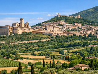 Importante Camping Village tra Umbria e Toscana – Struttura Turistica di Ampia Superficie